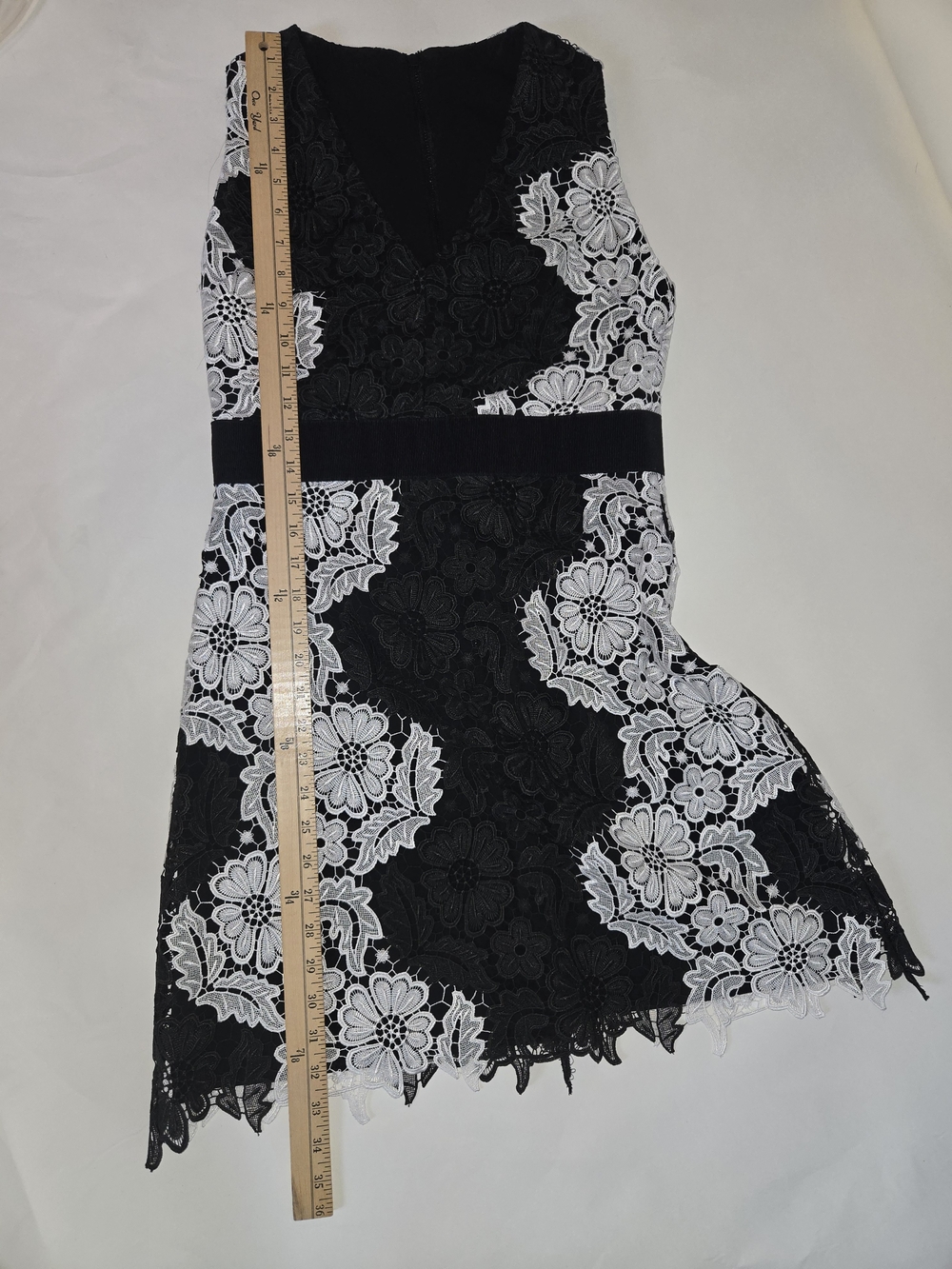 Alice + Olivia Black and White Floral Lace V-Neck Mini Dress Womens Size 6. - Picture 13 of 16